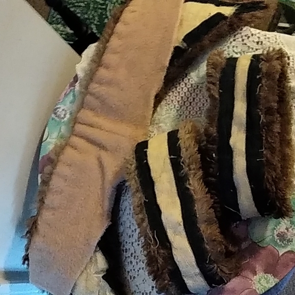 Raccoon Collar & Cuffs - Picture 2 of 2